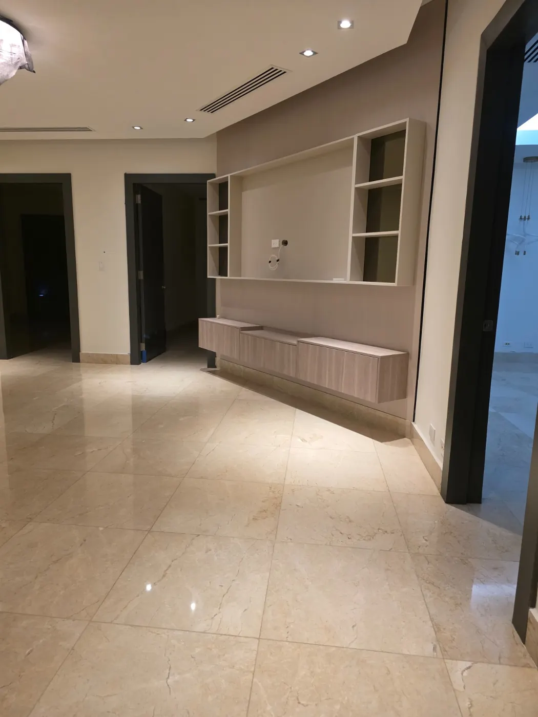 Sala con carpintería a medida y tipología arquitectónica en Ciudad de Panamá